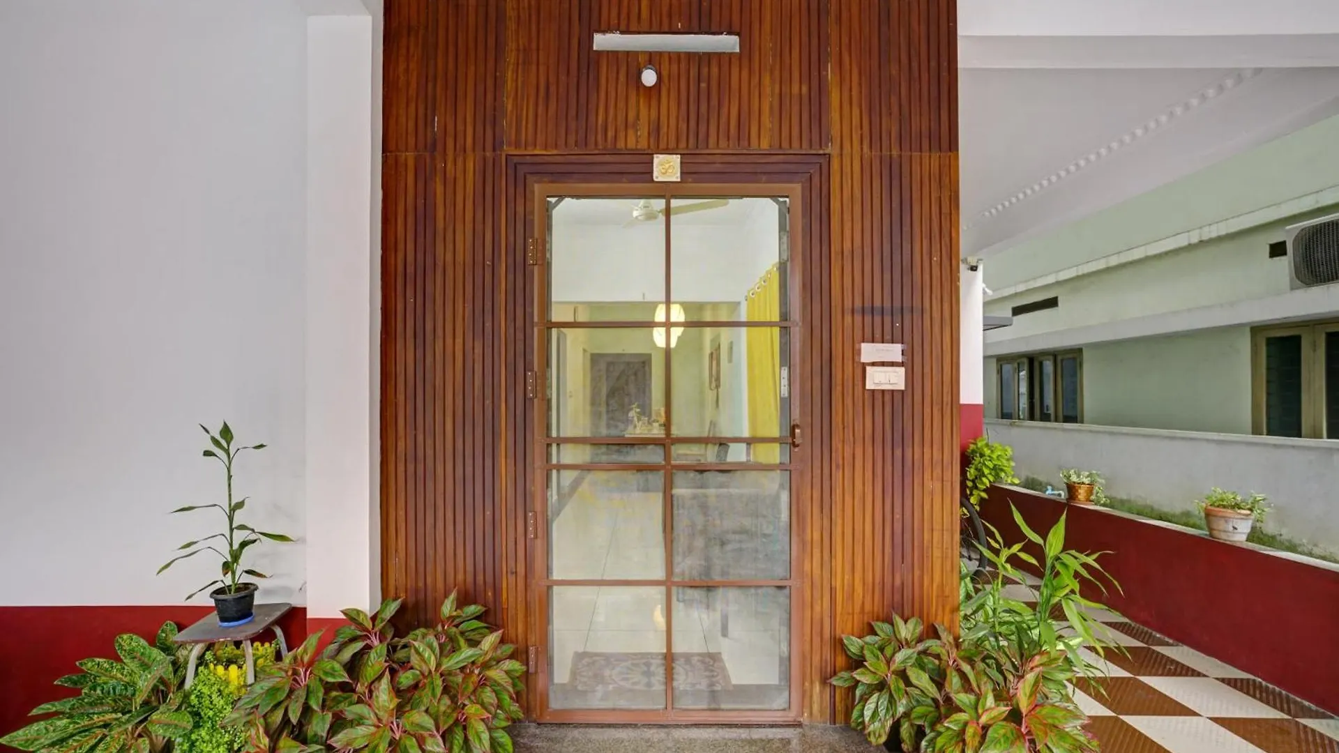 Hotel O Palarivattom Metro Station Formerly South Gate Kochi Indien