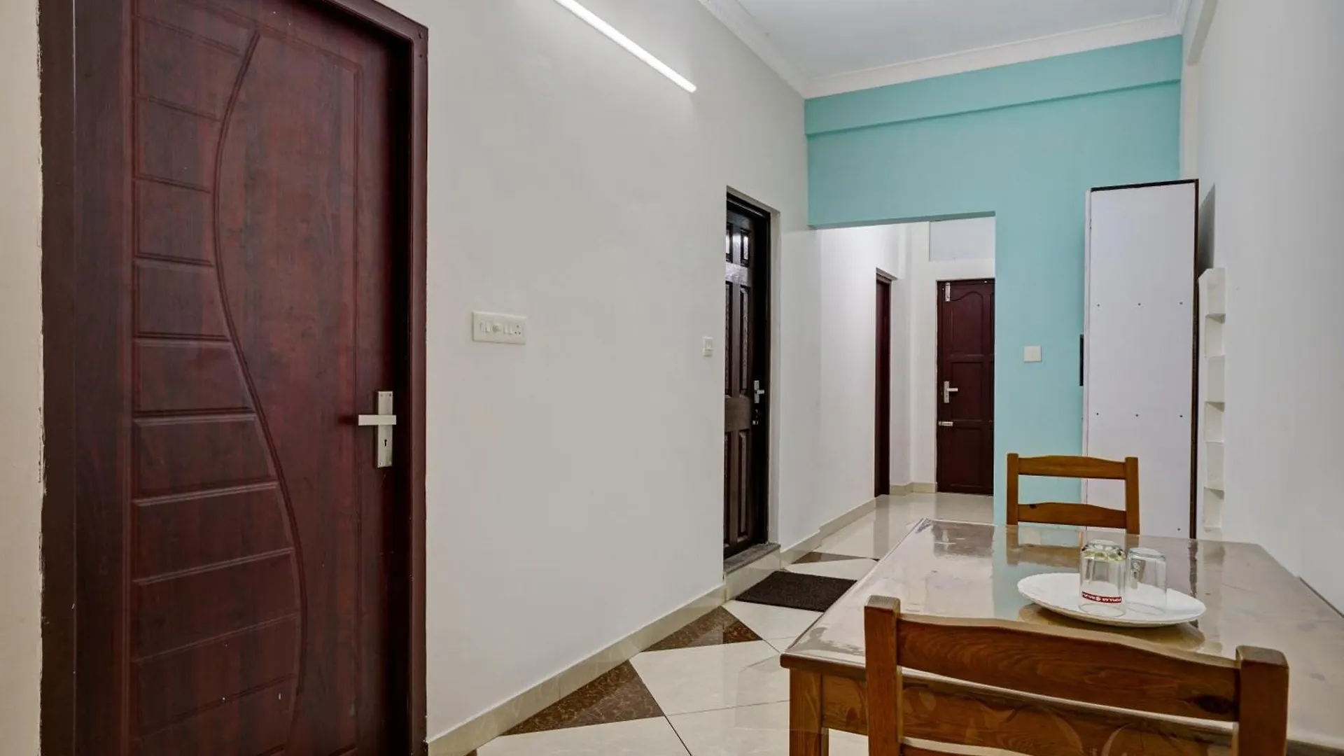 Hotel O Palarivattom Metro Station Formerly South Gate Kochi Indien